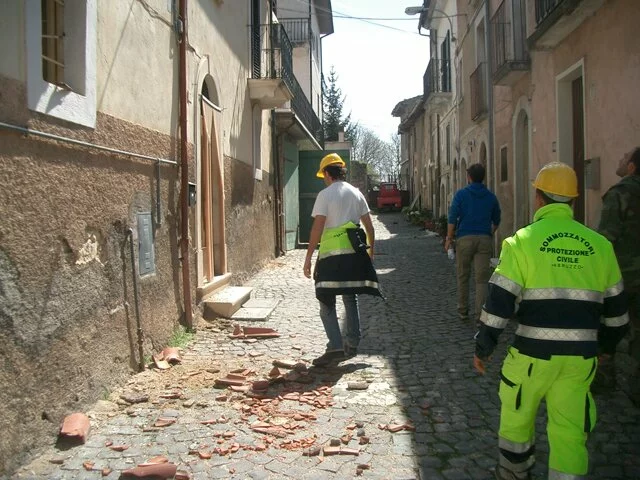 Terremoto a L’Aquila (Abruzzo): tra le macerie con la protezione civile thumbnail